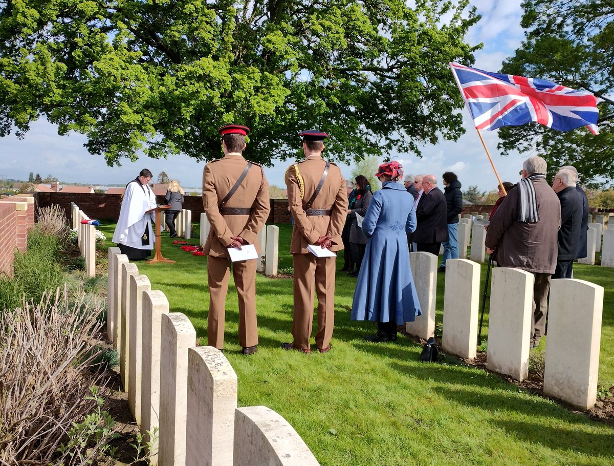 Rededication ceremonies took place in France this week for five WW1 soldiers. 🙏 Leading the services was Padre Desics, chaplain to @RYORKS_REGT. “It was a wonderfully moving honour to rededicate the graves of these five fallen comrades.' bit.ly/CWGCNews