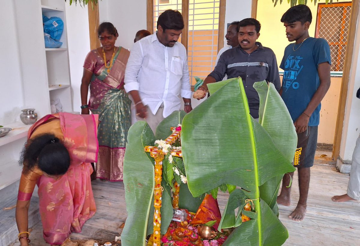 RaoPadmaBJP's tweet photo. ఈరోజు కాజీపేట మండలం బట్టుపల్లిలో జరిగిన బిజెపి యువ మోర్చ జిల్లా నాయకులు, భాషబోయిన వినీత్ యొక్క నూతన గృహ ప్రవేశ కార్యక్రమానికి హాజరై హాజరై కొబ్బరికాయ కొట్టి వినీత్ మరియు వారి కుటుంబ సభ్యులకు హృదయపూర్వక శుభాకాంక్షలు తెలియజేయడం జరిగింది. https://t.co/fmFMY0qgLj