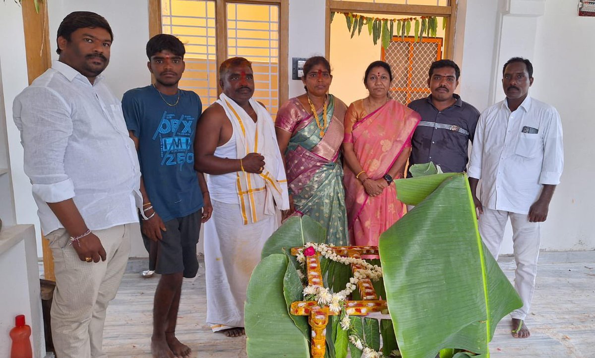 RaoPadmaBJP's tweet photo. ఈరోజు కాజీపేట మండలం బట్టుపల్లిలో జరిగిన బిజెపి యువ మోర్చ జిల్లా నాయకులు, భాషబోయిన వినీత్ యొక్క నూతన గృహ ప్రవేశ కార్యక్రమానికి హాజరై హాజరై కొబ్బరికాయ కొట్టి వినీత్ మరియు వారి కుటుంబ సభ్యులకు హృదయపూర్వక శుభాకాంక్షలు తెలియజేయడం జరిగింది. https://t.co/fmFMY0qgLj