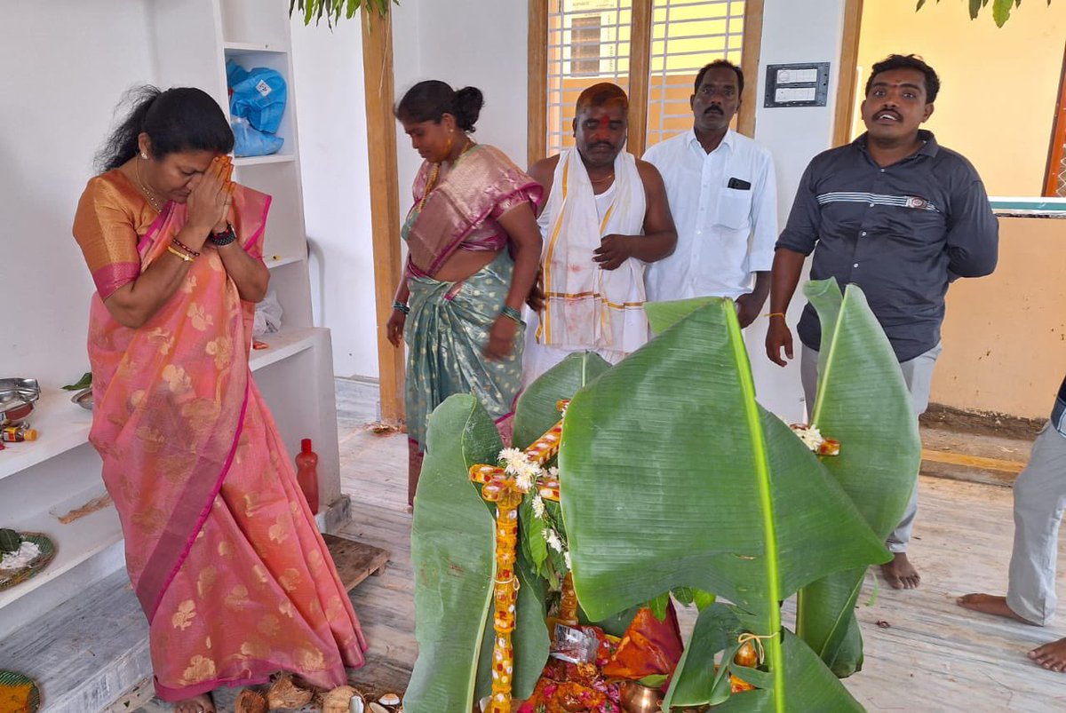 RaoPadmaBJP's tweet photo. ఈరోజు కాజీపేట మండలం బట్టుపల్లిలో జరిగిన బిజెపి యువ మోర్చ జిల్లా నాయకులు, భాషబోయిన వినీత్ యొక్క నూతన గృహ ప్రవేశ కార్యక్రమానికి హాజరై హాజరై కొబ్బరికాయ కొట్టి వినీత్ మరియు వారి కుటుంబ సభ్యులకు హృదయపూర్వక శుభాకాంక్షలు తెలియజేయడం జరిగింది. https://t.co/fmFMY0qgLj