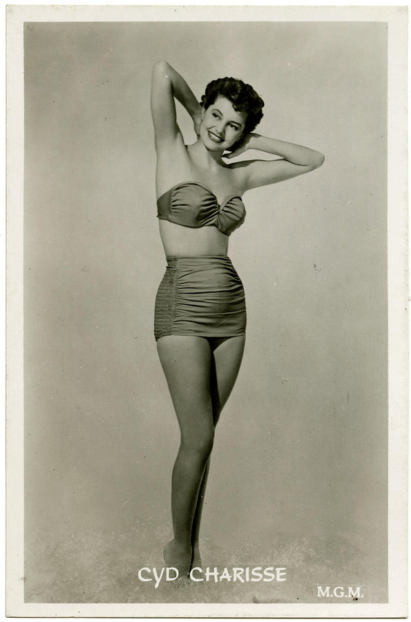 syd charisse innocently stretches her arm muscles in this MGM postcard where she wears a two-piece swimsuit, one of those distant relatives of the bikini #hollywood #swinsuit #trajedebaño #cydcharisse #Actress #cinema #hollywoodswimsuits #hollywoodswimsuits #mgm #postcard #bikini