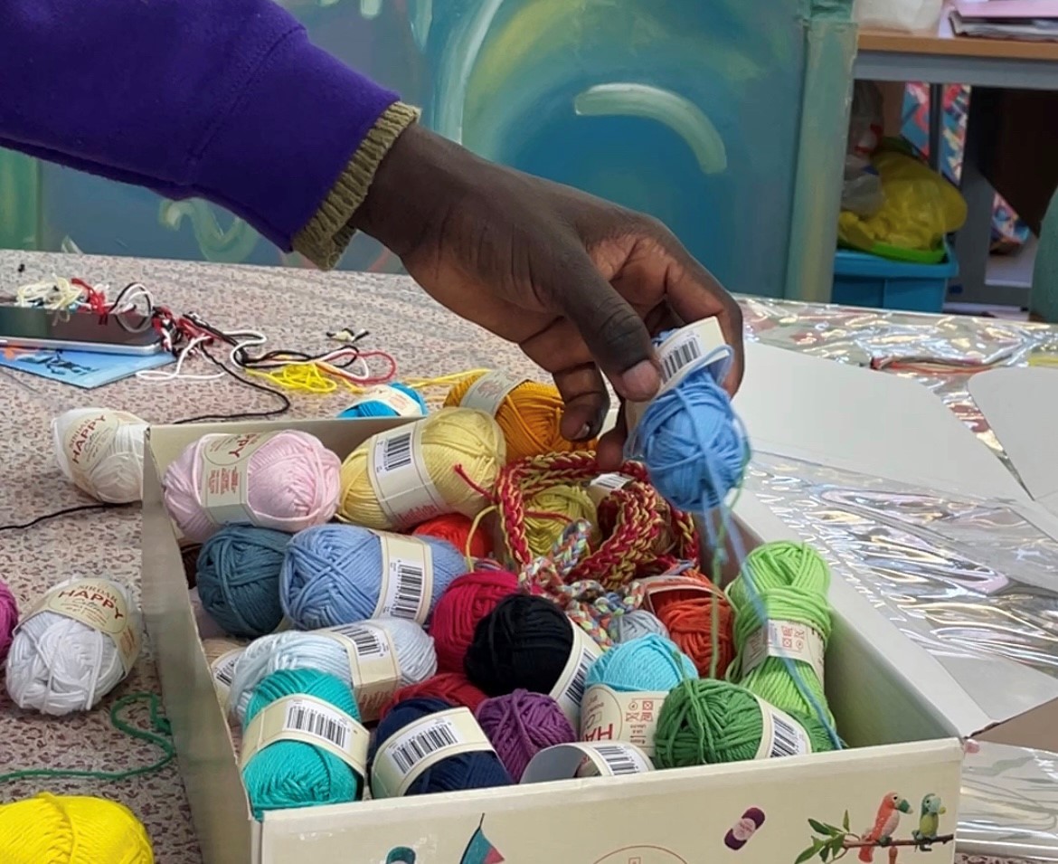 FAHACS's tweet photo. A community exhibition event today in our #ProjectSpace showcases work created by wellbeing groups at Leeds Refugee Forum

#Synergy is organised by 2nd year #fineart student #CaitlínODoherty &amp; @lrfleeds wellbeing group coordinator #RanyaAbdulateef

https://t.co/LkcVfjhqcE https://t.co/hoIR2kN1w3