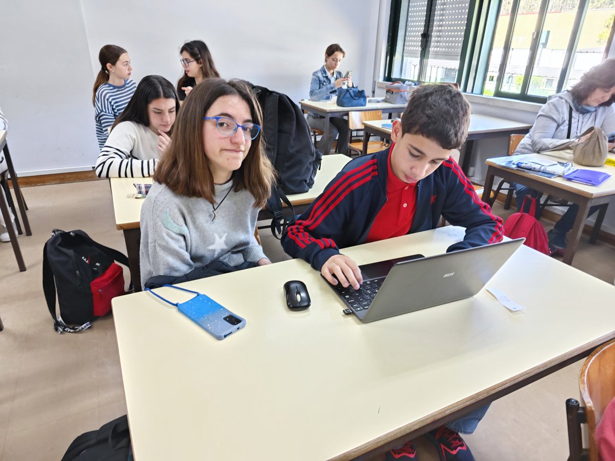 Trabajando por parejas en sus resúmenes de la semana.@IESALFONSOVIII y Agrupacion Escolas de Vilela. Utilizando el móvil para fines educativos! En una #movilidaderasmus+ @sepiegob