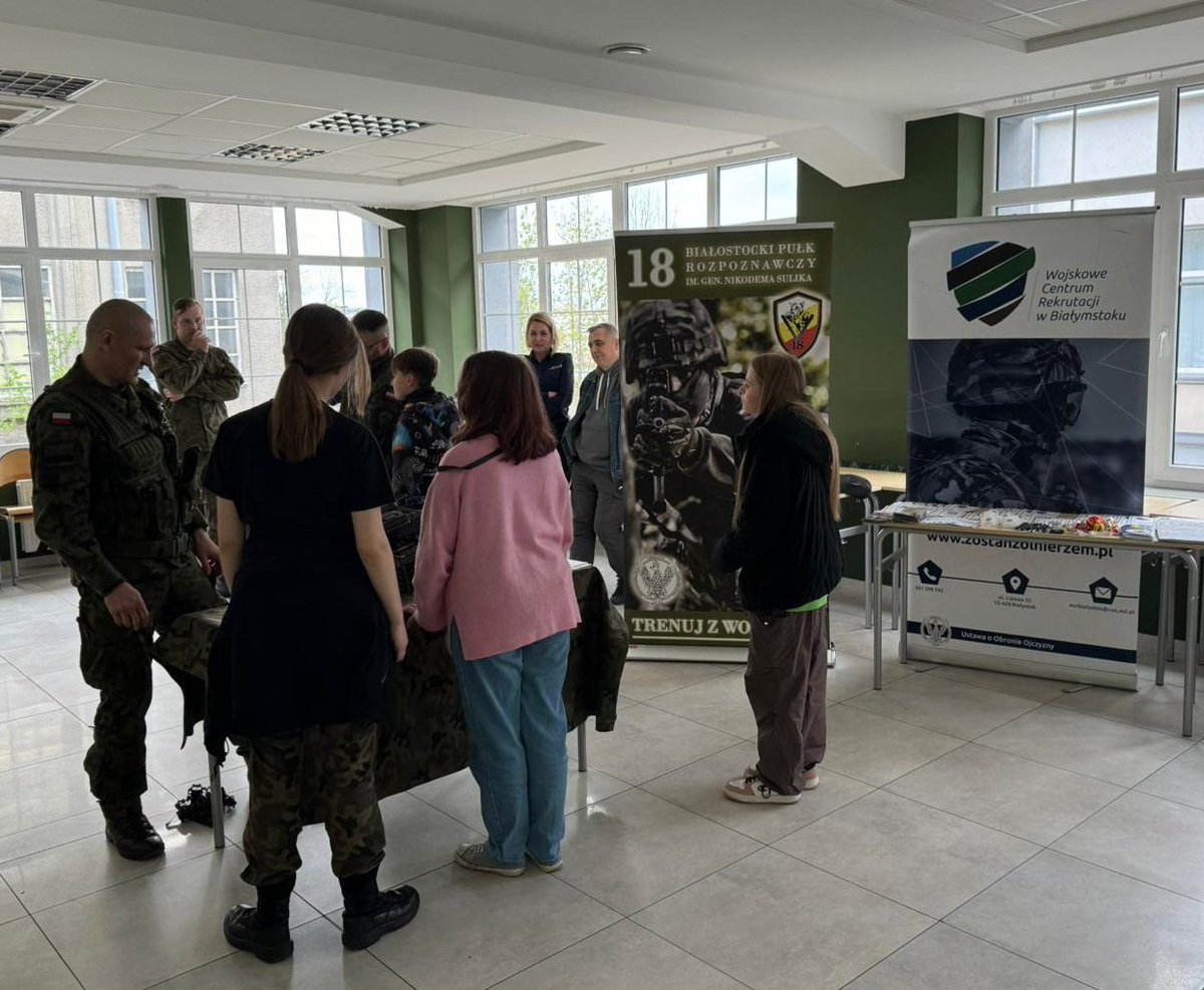 WCR_Bialystok's tweet photo. #WCRBiałystok zameldował się z mobilnym punktem promocyjno-informacyjnym na ➡️ #DzieńOtwarty w Liceum Ogólnokształcącym Centrum Szkół Mundurowych w Białymstoku
➡️ To była wspaniała okazja, aby razem z Żołnierzami z #18PR przybliżyć młodzieży ścieżki rozwoju w #WojskoPolskie🇵🇱 https://t.co/OjXFNDqxob
