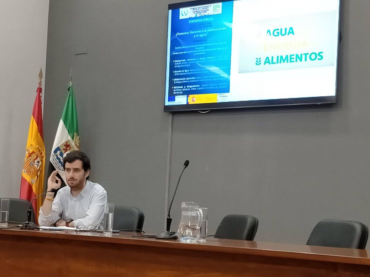 ¿Tenemos derecho a la #alimentación y al #agua? El diálogo muestra que hay una necesidad de derechos reales, de construirlos desde una base social: 🤝nuevo cooperativismo, 🫰 economías más locales, 💪autonomía alimentaria y energética Seminario @gocultivan28314 en @DerechoUEX