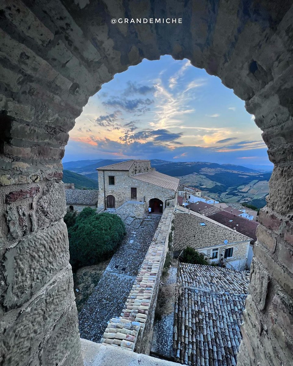 La luce del tramonto illumina i tetti di Bovino, mettendone in risalto tutto il suo fascino medievale ✨ #WeAreinPuglia 📸 @grandemiche