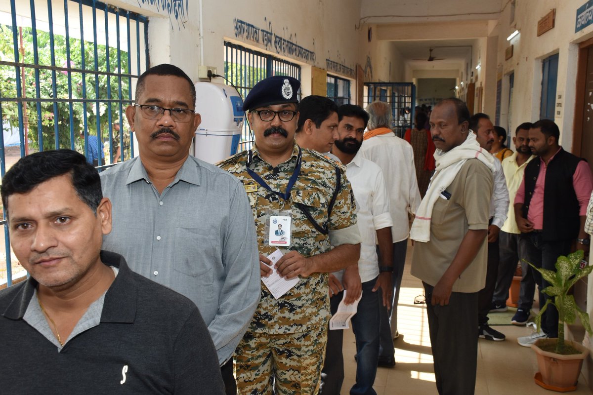 🇮🇳 General Elections 2024 IGP Bastar Shri Sundarraj Pattilingam and officials of Team Bastar casted their vote for Bastar PC #amchobastar #ChunavKaParv #DeshKaGarv #ECI #GeneralElections2024 #loksabhachunav2024 #bastar #LokSabhaElection2024 #bastarpolice #DemocracyInAction