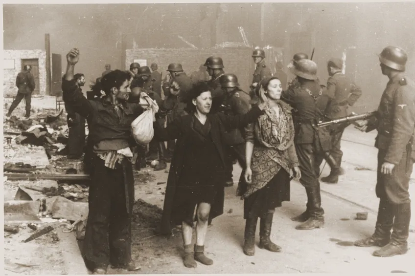 As we mark the 81st anniversary of the Warsaw Ghetto Uprising, former Searchlight editor Steve Silver considers 'perhaps the most heroic episode of Jewish heroism and resistance in modern times'. @uaf @AntiRacismDay @CST_UK open.substack.com/pub/leadenskie…