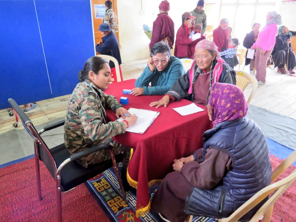 firefurycorps's tweet photo. #IndianArmy

'Health for All'

Trishul Division organised a Medical Camp in #VibrantVillage Shyok, #Ladakh. 

65 community members benefitted from the camp which also included medical advice on basic lifestyle diseases and other ailments.
#WeCare

@NorthernComd_IA 
@lg_ladakh
@DIPR_Leh