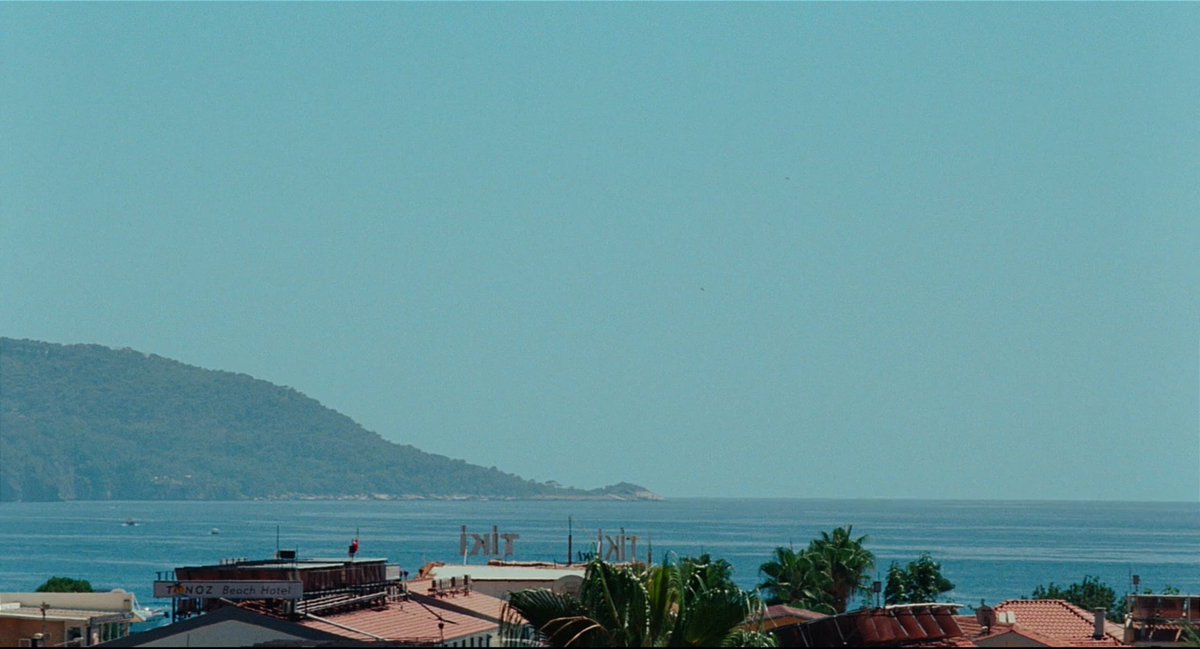 TheCinesthetic's tweet photo. aftersun (2022) dir. charlotte wells https://t.co/ms2cZgR2h7