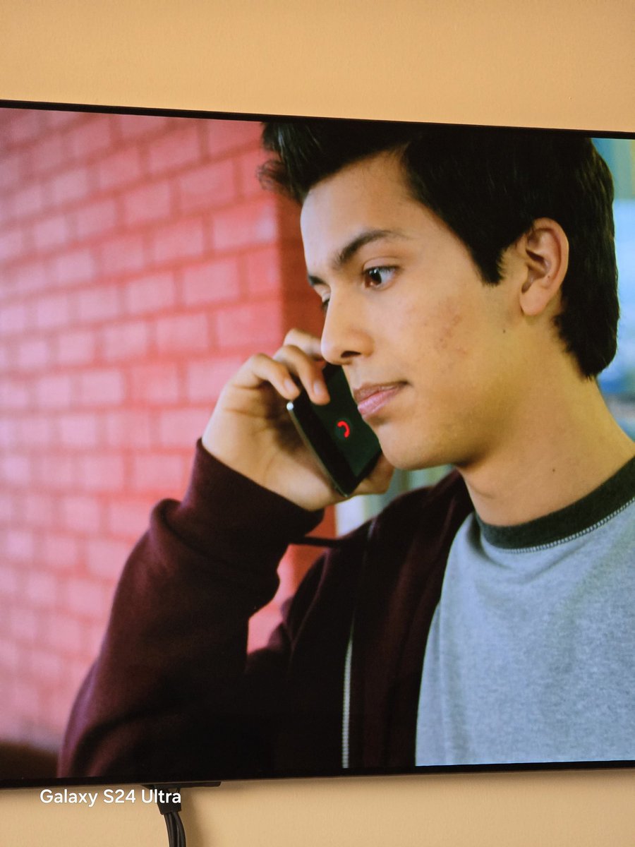 Was just watching Cobra Kai again (amazing show btw) and noticed this... The phones probably a find 7 or a OnePlus one... These days I don't think I'd be able to identify any model from this angle... Is it just me or are designs getting pretty similar these days?