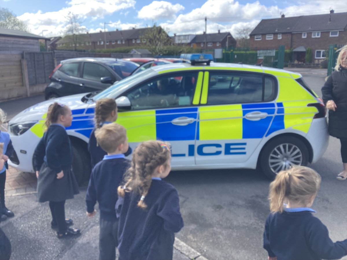 Today we have had a visit from our local PCSO who has met with Year 5 and 6 to do an Online Safety session and visited our Early Years to show them the police car and explain how the police officers help keep us safe. What a lovely morning! #communitylinks