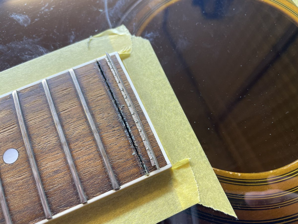 GuitarLab_Reo's tweet photo. フレット浮修正の最終形態！

指板側の溝もスカスカでフレットが食い込んでおらず、サイド面が浮いておりました😭

そのため、一度フレットを抜いて、溝を修正した後、再び同じフレットを打ち込むことで症状を解消✨ https://t.co/XVS64drnk7