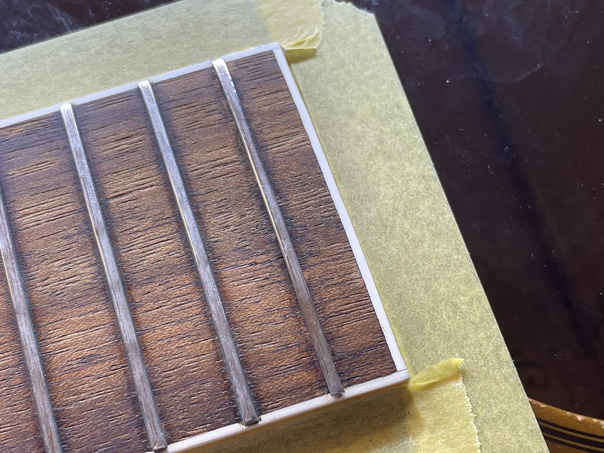 GuitarLab_Reo's tweet photo. フレット浮修正の最終形態！

指板側の溝もスカスカでフレットが食い込んでおらず、サイド面が浮いておりました😭

そのため、一度フレットを抜いて、溝を修正した後、再び同じフレットを打ち込むことで症状を解消✨ https://t.co/XVS64drnk7
