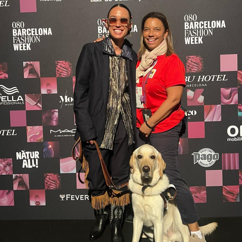 ONCE_oficial's tweet photo. ¡@mariapetitv y su #perroguía Riga, protagonistas de la @080_bcn_fashion más inclusiva!🦮
También asistió Elisenda Stewart, instructora de la Fundación ONCE del Perro Guía #FOPG
#SiempreCaminandoJuntos👣🐾
#fashionshow #fashionweek #33rdedition #080barcelonafashion