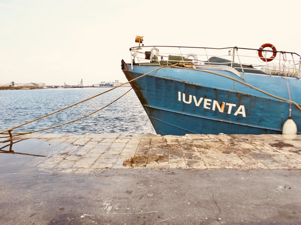 Vor mehr als 6 Jahren wurde das Rettungsschiff IUVENTA festgesetzt. Vier Crewmitglieder standen vor Gericht. Das war 2017 der Beginn der Kriminalisierung der zivilen Seenotrettung. Heute wurde das Verfahren gegen die Crew eingestellt und das Schiff ist frei. #freeIUVENTA 1/5