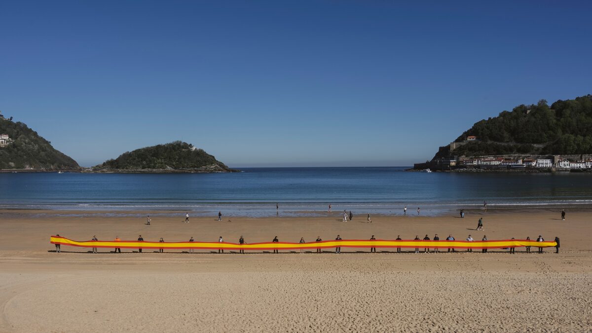 ¡Lo hemos hecho! Desplegamos una gigantesca bandera de España, de 50 metros de longitud, en la playa de La Concha en San Sebastián. Que rabien los bilduetarras. ¡Nosotros seguiremos defendiendo la libertad en nuestra tierra! Este 21 de abril, ¡VOTA A VOX! #SabesQueEsVerdad 🇪🇸