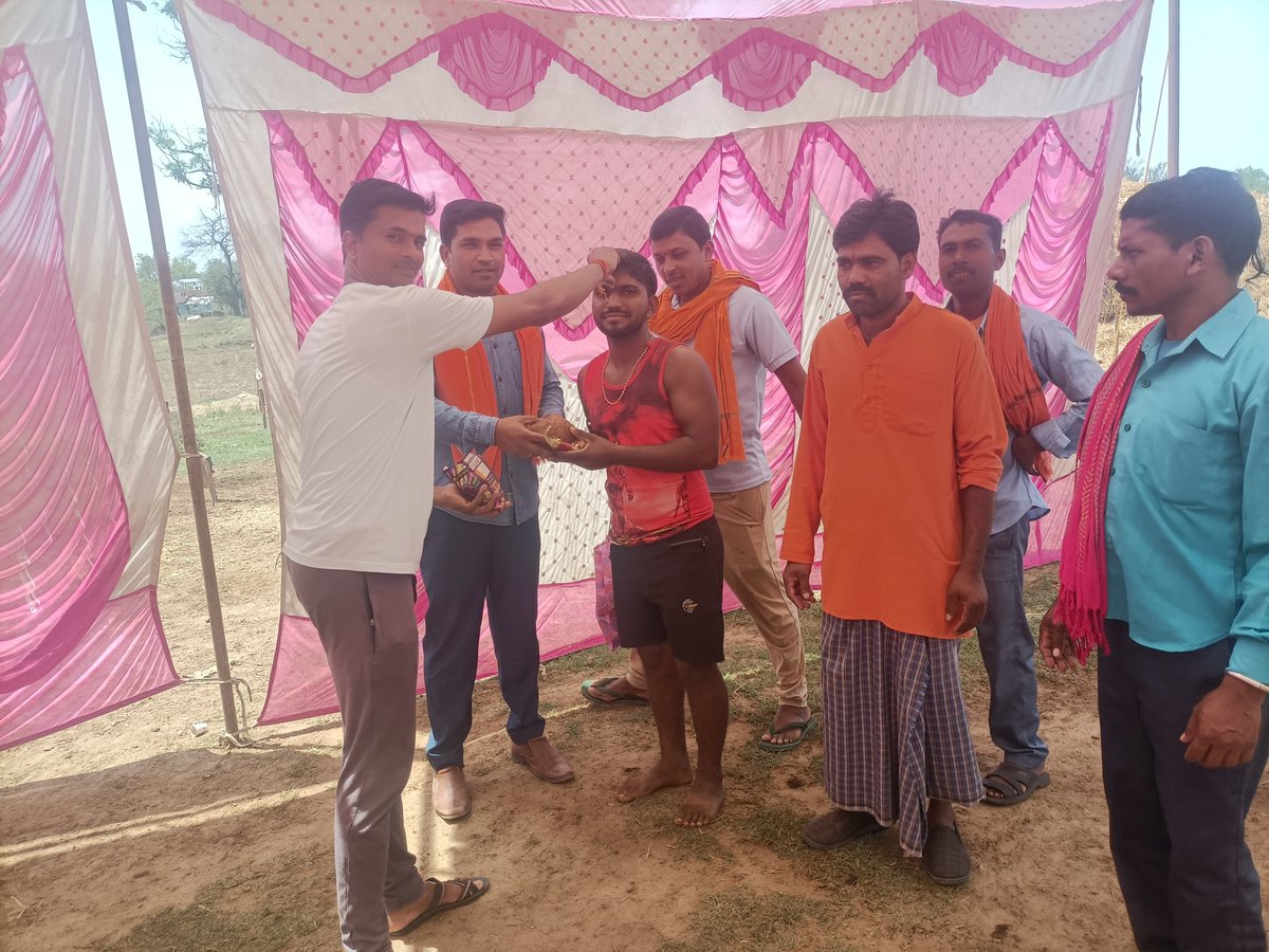 पहली बार मतदान कर रहे युवाओं का आज राजनांदगांव लोकसभा के कुंडा मंडल के पचधार गांव में, श्री फल भेंट कर एवम् टीका लगाकर स्वागत किये
तय भाजपा विजय भाजपा
अबकी बार 400 पार
<a href="/AmitShah/">Amit Shah</a> <a href="/BJP4CGState/">BJP Chhattisgarh</a> <a href="/ChhattisgarhCMO/">CMO Chhattisgarh</a> <a href="/CMMadhyaPradesh/">Chief Minister, MP</a> <a href="/KiranDeoBJP/">Kiran Singh Deo</a> <a href="/narendramodi/">Narendra Modi</a>