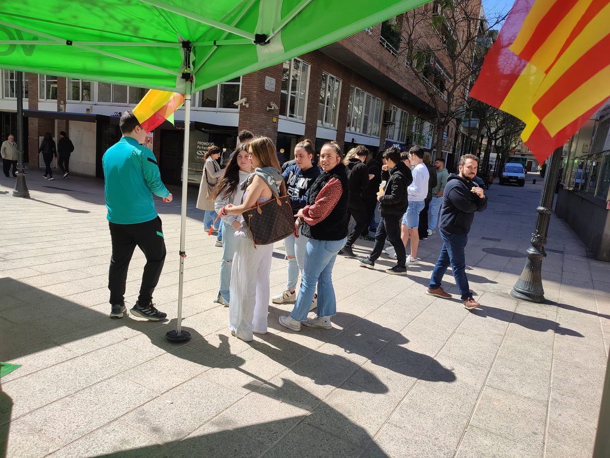 Magnífica acogida a VOX en la visita de nuestro Concejal en el Ayuntamiento de Barcelona @LibertoMSO al distrito de #Sarriá #SanGervasio. Los jóvenes de Cataluña necesitan trabajos estables, salarios dignos, vivienda asequible, seguridad en las calles y poder vivir con libertad.