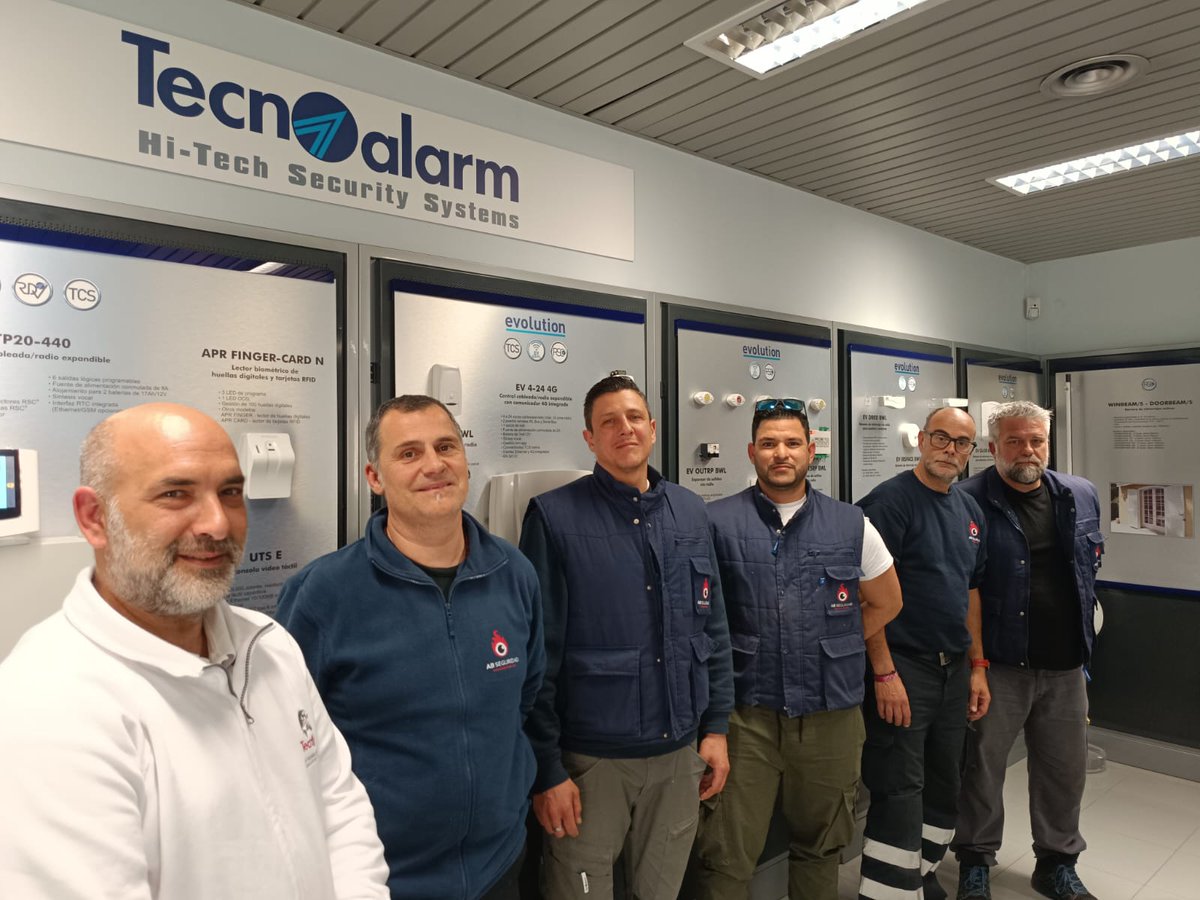 AB_Seguridad's tweet photo. ➡️ Nuestros compañeros del departamento técnico de AB Seguridad han asistido a un curso formativo de alarmas de seguridad impartido por nuestra proveedor #Tecnoalarm.

👉 Contáctanos y te asesoramos sin compromiso. 
https://t.co/8FQvva2bfN https://t.co/HpiEgsg6aC
