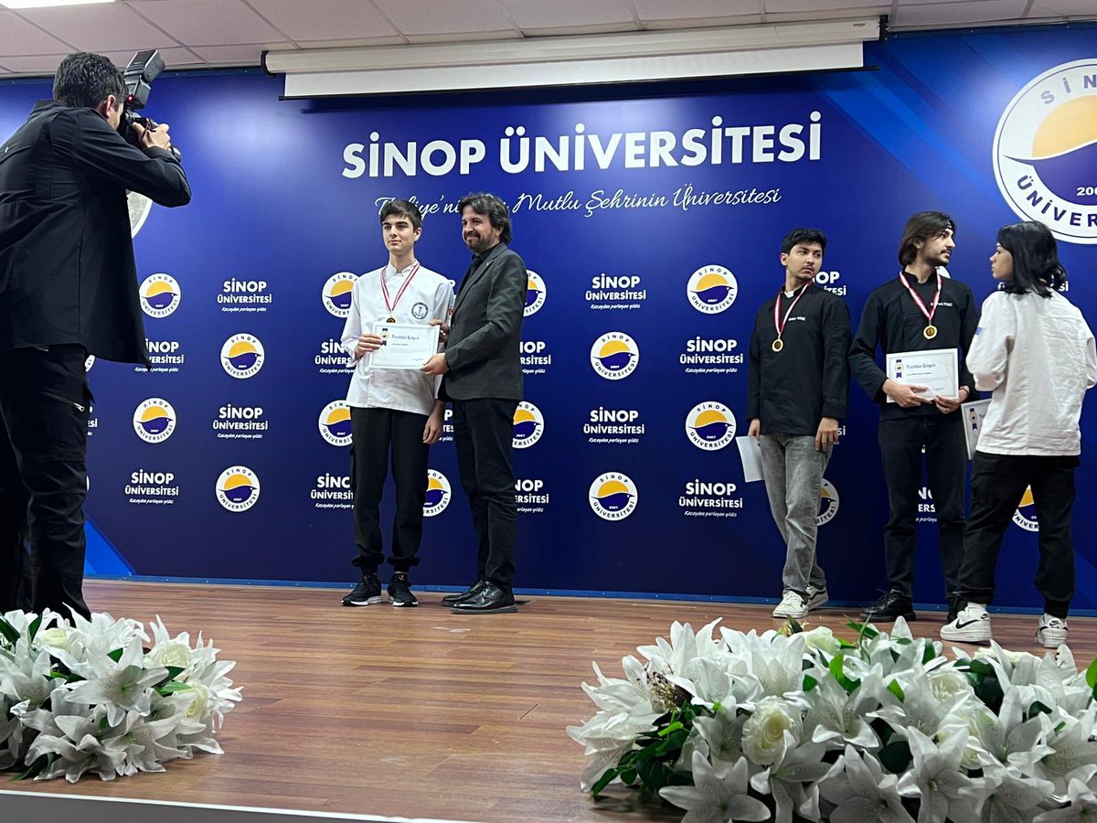 Dr_Erbakan_MTAL's tweet photo. Turizm Haftası etkinlikleri kapsamında ev sahipliği yaptığımız  Sinop Üniversitesi Turizm Fakültesi işbirliği ile düzenlenen "Geleceğin Şefleri El Ele"  etkinliğinde dereceye giren öğrencilerimize ve katkı sağlayan öğretmenlerimize teşekkür belgesi takdim edildi. @sinopilmem https://t.co/V4xYkgX0qI