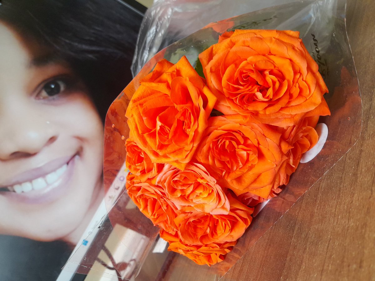 MayWeatherBabe's tweet photo. happy Flower🌹 and Sushi 🍣 FriYay guys😋 #LunchTimeChronicles #FridayBrunch #FridayFeeling #FridayMood #FridayVibes #FlowerFriday #FlowersOnFriday #SushiOnFriday https://t.co/y1z3kXvJwa
