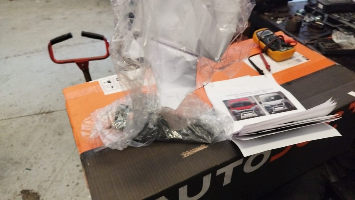 Guloffroad's tweet photo. Ayer mandamos por @Cex_responde a través de @Packlink_de esta defensa a un cliente: https://t.co/PYpdzSsXlD
Y hoy le han entregado al cliente, los tornillos y las instrucciones! Han arrancado el sobre, se han quedado la defensa y le han entregado las instrucciones! Eso se llama? https://t.co/3ySRpL2nrk