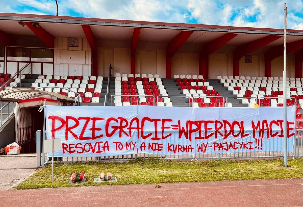 PodkarpacieLIVE's tweet photo. Mocny transparent zawisł na stadionie @cwksresoviapl 😮Już w sobotę "Pasiaki" zagrają na wyjeździe z @GKSTychy1971 😳 https://t.co/Y1NpGgiScf