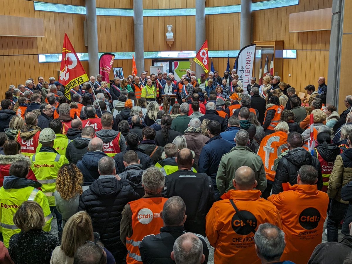Élus et salariés d'#Exxonmobil côte à côte ce matin à la mairie de #Lillebonne @CauxSeineAgglo plus de 500 personnes pour dénoncer les 647 suppressions de postes annoncées sur le site pétrochimique en 2025