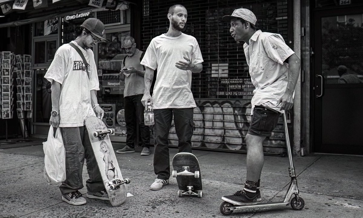 Trialectical
#FujiX100F
1/4400th@ƒ/2-ISO800

#skateboards #scooter #expressive #naturallight #bodylanguage #tones #conversation #documentary #photojournalism #streetphotography #composition #grain #darkroom #blackandwhite #Fujifilm #FujifimAcros #Acros #Chinatown #Canalstreet