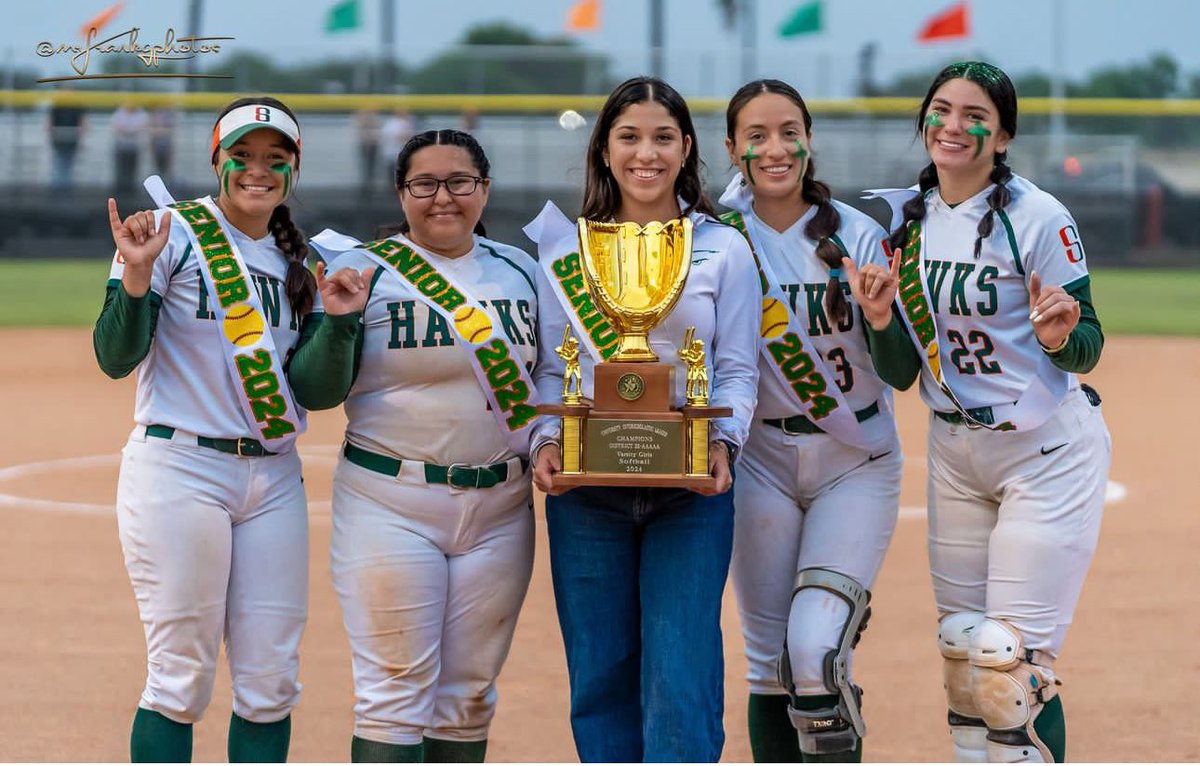 HaleyV2024's tweet photo. District Champions!! 🥎🏆
Senior night was amazing. ❤️🥲
Let’s  go Lady Hawks!! https://t.co/ihHanjk6eR