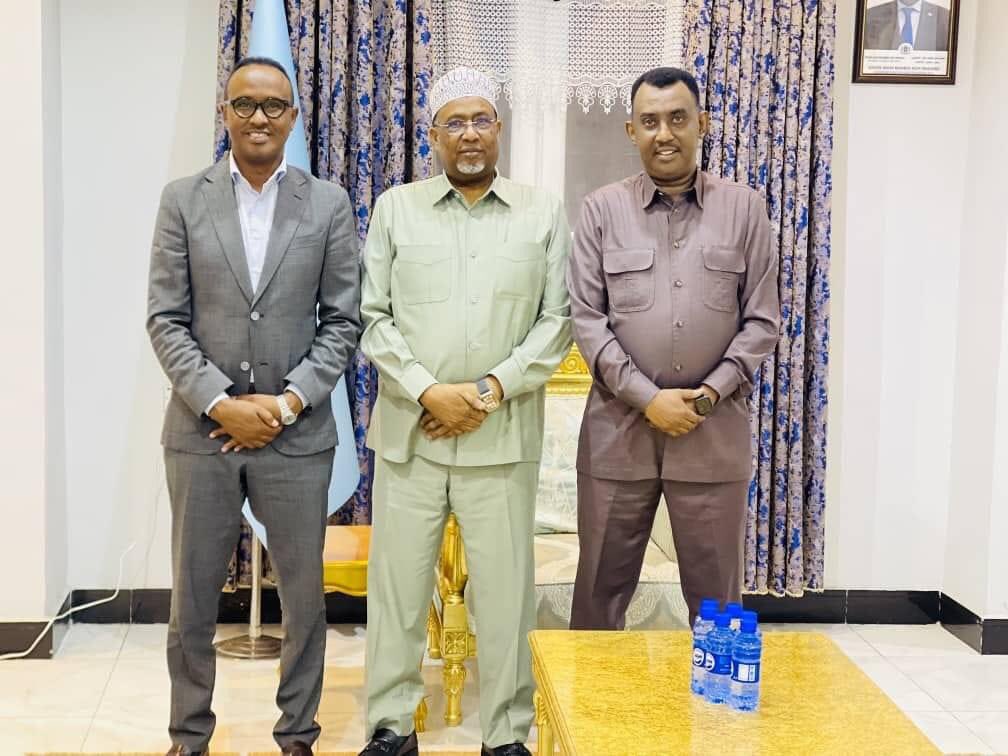 The Honorable Speaker of the FGS Parliament, @AadanMadobe met with a delegation comprising Commissioner @MahamuudMoallim and #SoDMA's Advisor for the Prevention of Aid Diversion, H.E. Abdikadir Sharif Shekhuna, to discuss plans to enhance humanitarian assistance delivery.