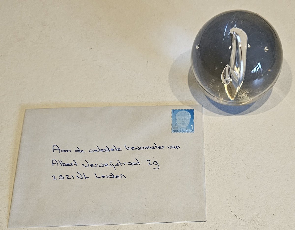 widtvoet's tweet image. Dus er zijn mensen die een 84 jarige weduwe brief schrijven waarin ze verzocht wordt op te krassen uit haar huis om plaats te maken voor anderen.

Welnu, haar adres ligt sinds gister op straat dus heb ik de brutaliteit gevat ook maar brief te schrijven.

Een vol liefde en warmte.