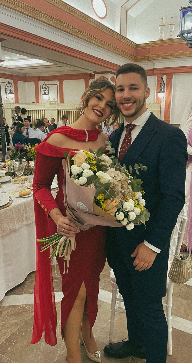 AnaRiosGallardo's tweet photo. Aún sigo anclada en este día ❤️✨🤪💍 https://t.co/iE0aBcJdWa