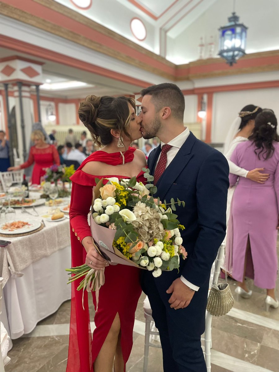 AnaRiosGallardo's tweet photo. Aún sigo anclada en este día ❤️✨🤪💍 https://t.co/iE0aBcJdWa