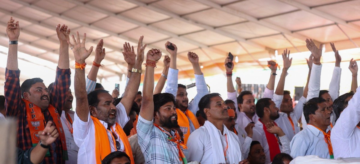 narendramodi's tweet photo. दमोह में विशाल संख्या में आशीर्वाद देने आए मेरे परिवारजनों ने यह साफ कर दिया है कि उन्हें देश में स्थिर और मजबूत सरकार ही चाहिए। https://t.co/2lEbuAMcpp