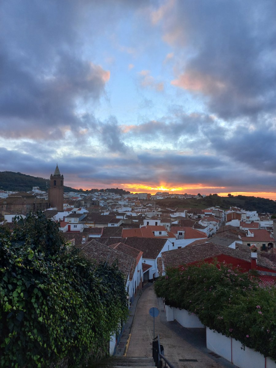 Atardeceres de esos que solo son posibles en Cortegana 🌄😍
#cortegana #pueblomagicodeespaña #destinosconencanto #atardecer #destinorural #turismorural #turismointerior #sierradehuelva #sierradearacenaypicosdearoche