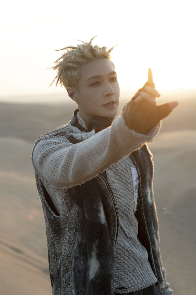 Let's go to the windy desert, and take a fantastic trip of telepathy. #PSYCHIC #layzhang