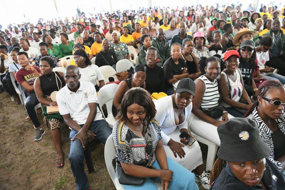 Namuhla silapha eMtubatuba ukuzohlaba isoyi nokuzokwethula usonkontileka ozokwakha isibhedlela esincane esibizwa ngeCommunity Health Centre.   Ngaphezu kwalokho kulo mcimbi sizobuye sihlinzeke wonke umphakathi ngezinsiza zezempilo mahhala njengoba kunohlelo ISIBHEDLELA KUBANTU.