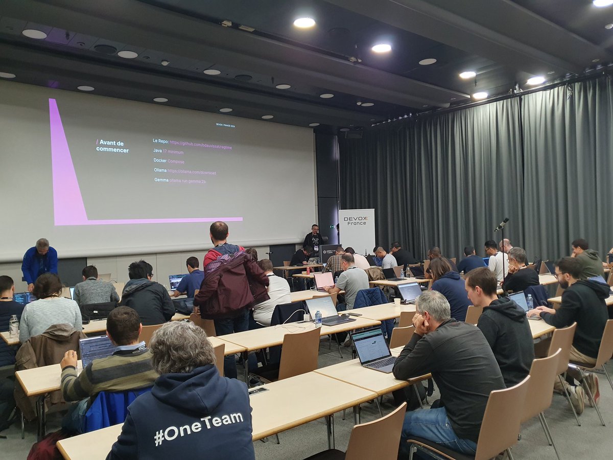 #RAG time avec <a href="/bdauvissat/">Benjamin Dauvissat 🇺🇦</a> <a href="/bootis/">Aline Paponaud</a> <a href="/bluxte/">Sylvain Wallez</a> et Vincent de <a href="/a2lean/">adelean</a>. La salle se rempli vite...