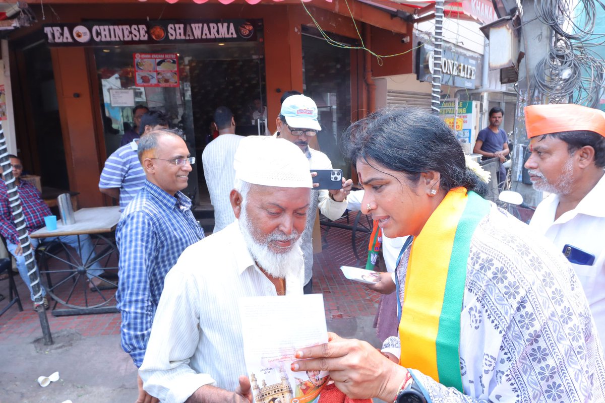 Today morning did PadYatra in various areas of Malakpet Assembly including Nalgonda Chowrasta,Kala Dera,Phool Bagh,Anjuman,Azampura  Bridge, Azam Pura Kanta,Azampura Chaman,Darbar Maisamma. 

Every where people are ready to oust AIMIM. 

#MLK4BHAGYANAGAR