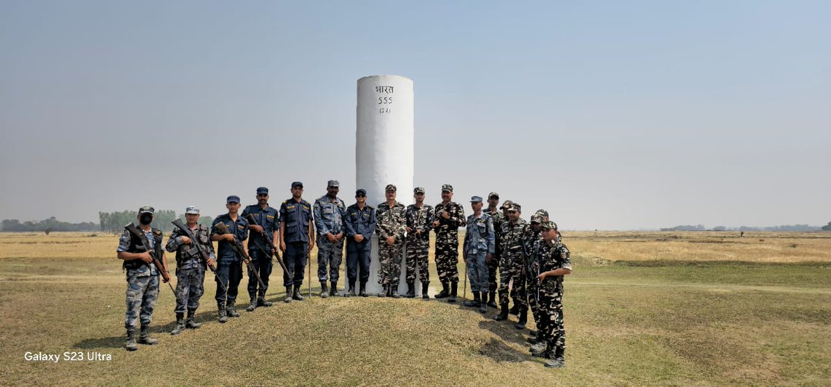 आगामी लोक सभा चुनाव के मद्देनज़र 43वी वाहिनी एस. एस. बी. की सीमा चौकी खुनवा के कार्यक्षेत्र में एस.एस.बी. और 28 BN नेपाल APF तथा नेपाल पुलिस के साथ संयुक्त बैठक कर सीमा सुरक्षा विषय पर चर्चा किया गया और सीमा क्षेत्र में संयुक्त गस्त किया गया I @SSB_INDIA @SSBFTRLUCKNOW @SSBSHQGKP