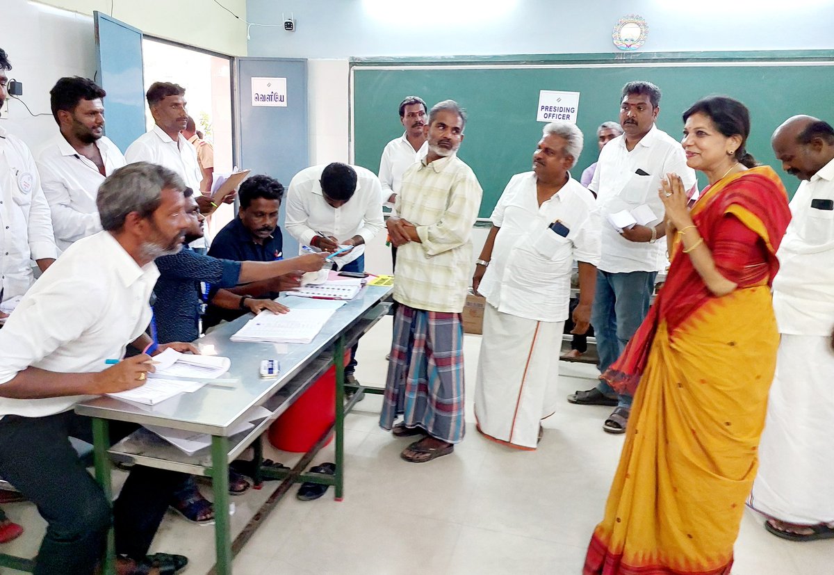 தருமபுரி நாடாளுமன்ற தொகுதிக்குட்பட்ட, பாலக்கோடு சட்டமன்ற தொகுதி, பாலக்கோடு நகர வாக்குச்சாவடியில் வாக்குப்பதிவை பார்வையிட்டு வருகிறேன்...! #DrSowmiyaForDharmapuri #NDA #PMK #தருமபுரிசௌமியாஅன்புமணி #VoteForMango 🥭