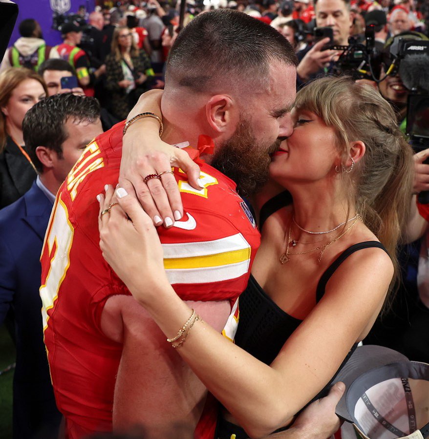 “you know how to ball, I know Aristotle, brand new, full throttle, touch me while your bros play grand theft auto, it’s true, swear, scouts honor, you knew what you wanted and, boy, you got her.”
- So High School 🥹 #tsTTPD