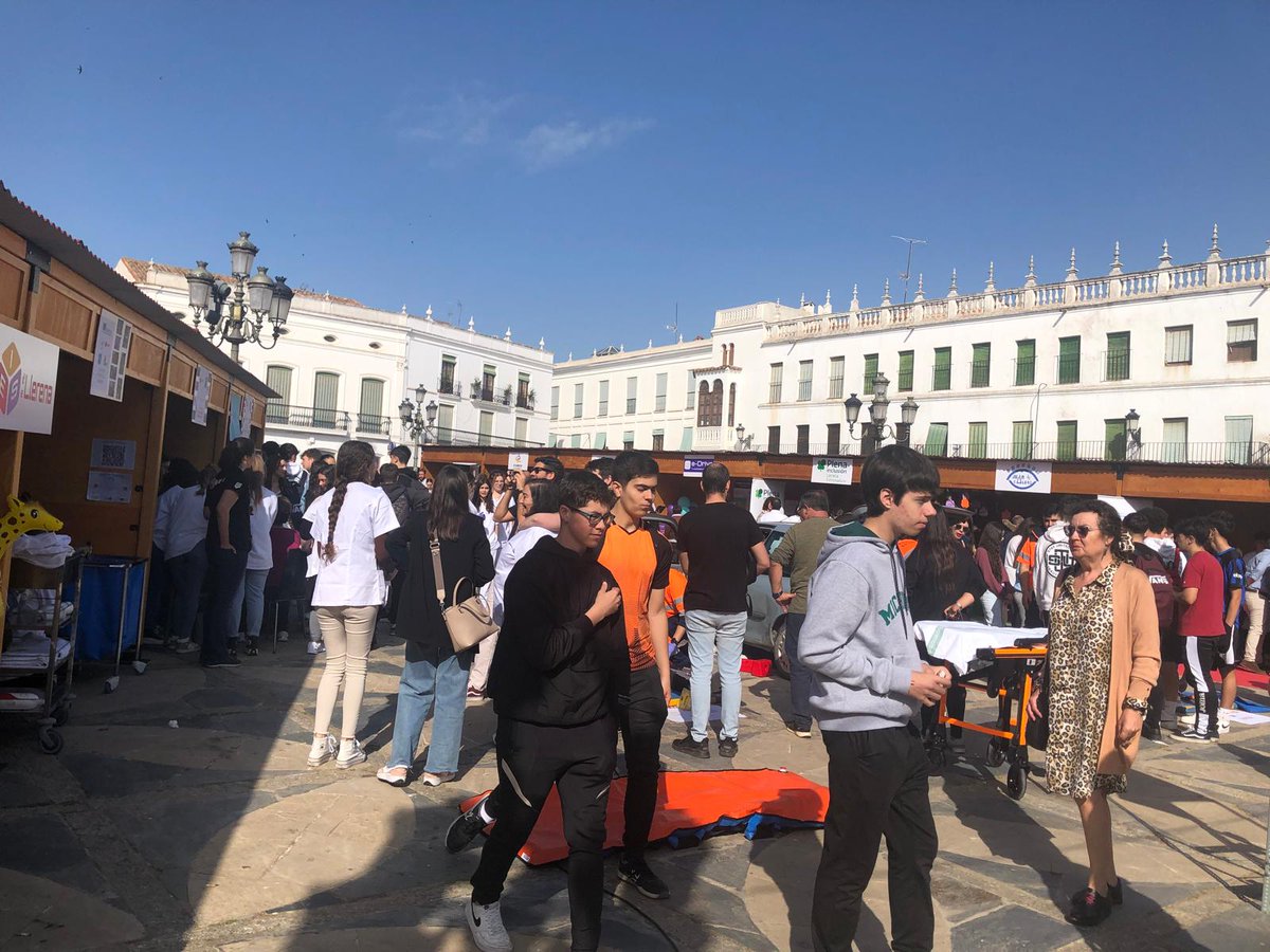 El @nccllerena participa en la 'Feria de la educación y el comercio' para mostrar los servicios y recursos para la ciudadanía del centro de competencias digitales. La compañera Irina Cortés ha impartido una charla sobre la importancia de las #CompetenciasDigitales en la educación