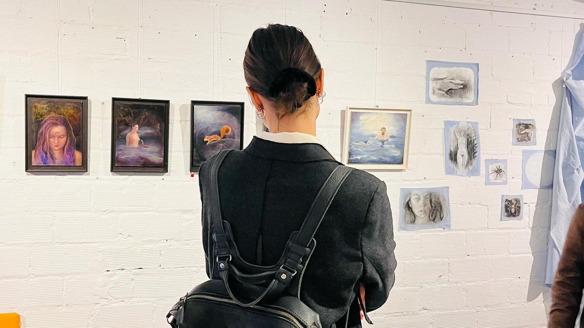 I've been a little quiet here, while I was having lots of movement and change in my life

But I will be sharing with you little by little my latest exhibition, "Remember you are dreaming", about dreams I had