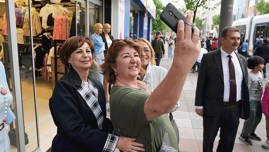 Eskişehir’de başkanları gören cep telefonlarına sarıldı eskisehirekspres.net/eskisehirde-ba…