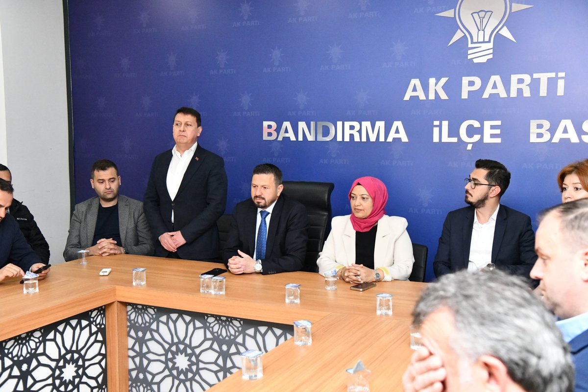 BalikesirAk's tweet photo. Bandırma İlçe Teşkilatımıza ziyarette bulunarak teşkilat mensuplarımız ile bir araya geldik. İlçemizde yaptığımız çalışmalarımızı önceki dönem İlçe Başkanlarımız Eşref Kasapoğlu ve Mehmet Aslaner ile birlikte değerlendirdik. https://t.co/nK0VypJuES