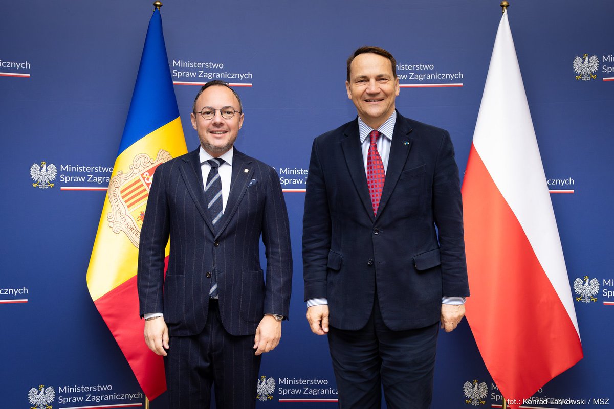 El ministre d’Afers Exteriors, @sikorskiradek, m’ha rebut aquest divendres a Varsòvia. Hem tractat la cooperació bilateral, el procés d’acostament amb la UE amb la negociació de l’Acord d’associació i la col·laboració entre els dos països en l’àmbit econòmic i financer. 🇵🇱🇦🇩