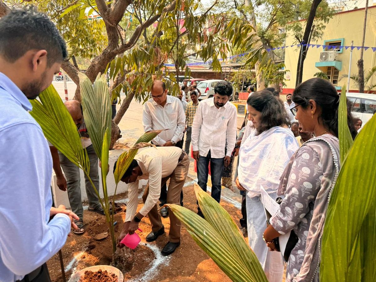 🌱 Hon'ble Smt. Vanita Rattan Sharma, IRS, Executive Director, FCI Headquarters, New Delhi, and Shri G.N. Raju, General Manager, Telangana Region, spearheaded a tree-planting drive at our Divisional Office in Sanathnagar on April 19, 2024. #GreenInitiative #FCI #TreePlanting 🌳